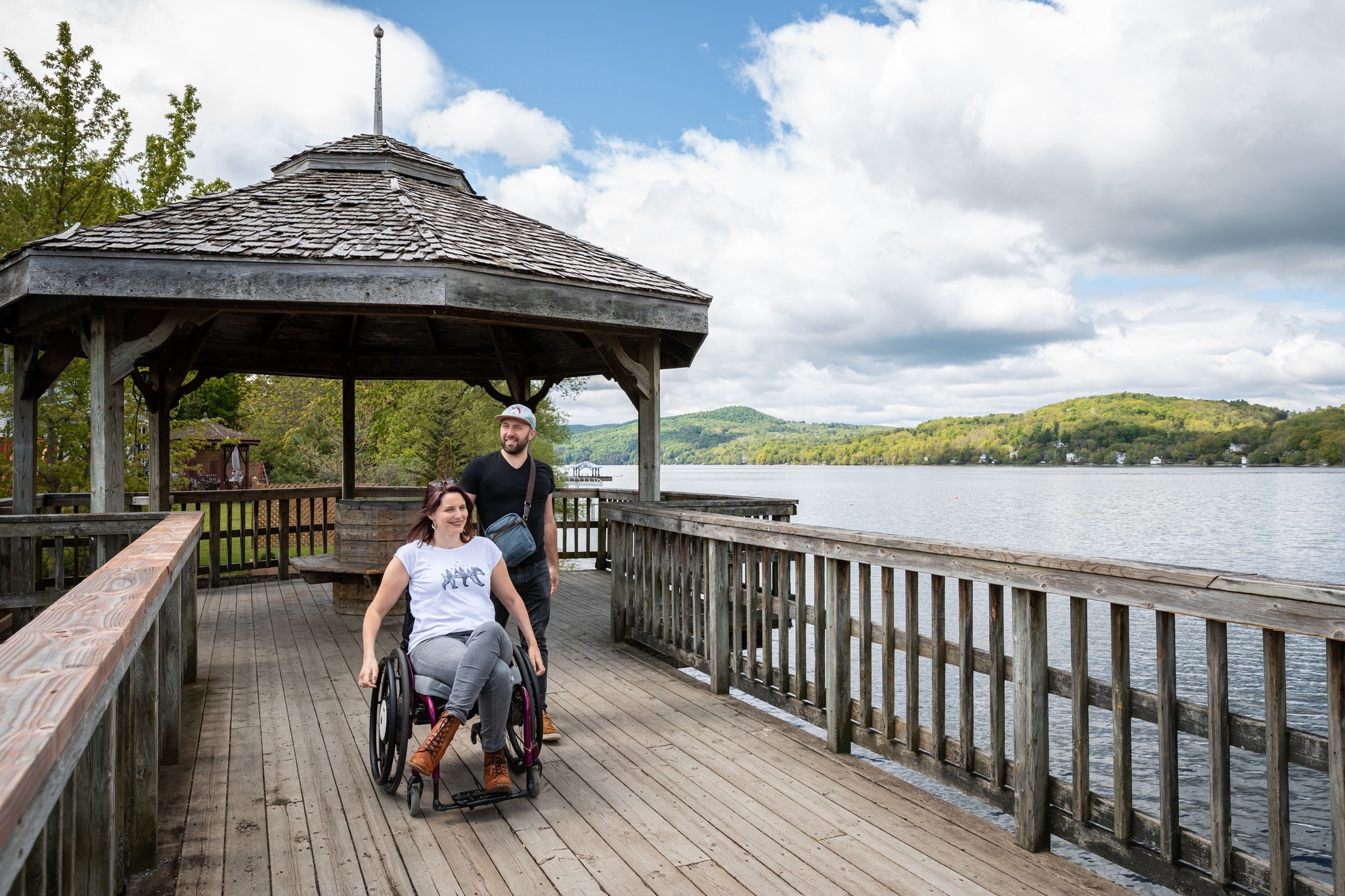 Femme en fauteuil roulant sur le quai de North Hatley