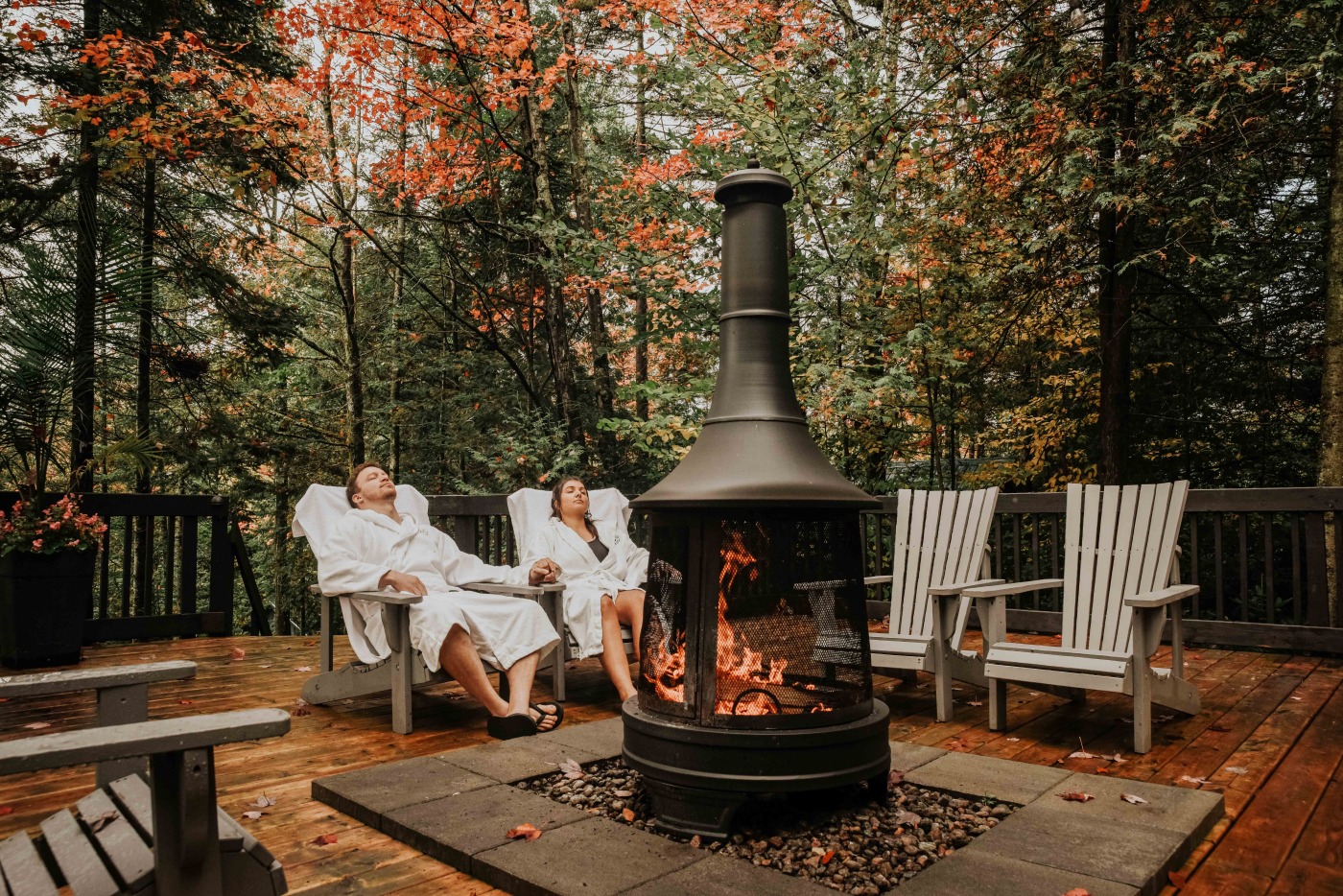 Personnes en train de relaxer au Spa Nordic Station à Magog en automne.