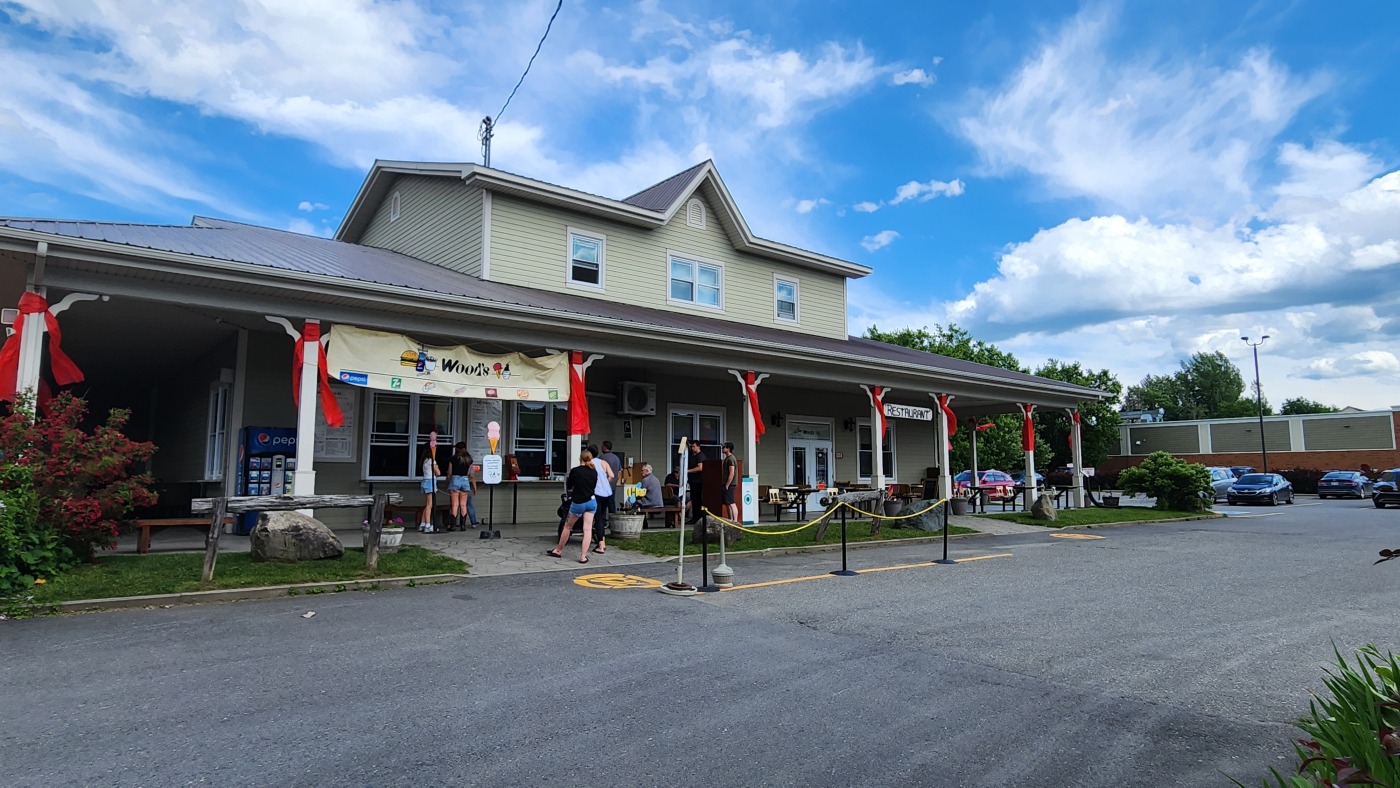 Façade du Wood's Snack Bar à Ayer's Cliff